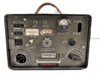 Funksprechgerät f ( Fusprech d. ) datiert 1941. Bordfunkgerät in Panzerspähwagen. Originallack, in Gehäuse eines "f". Funktion nicht geprüft