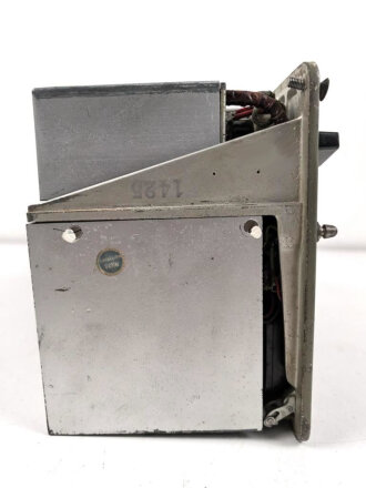 Funksprechgerät f ( Fusprech d. ) datiert 1941. Bordfunkgerät in Panzerspähwagen. Originallack, in Gehäuse eines "f". Funktion nicht geprüft