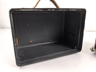Funksprechgerät f ( Fusprech d. ) datiert 1941. Bordfunkgerät in Panzerspähwagen. Originallack, in Gehäuse eines "f". Funktion nicht geprüft