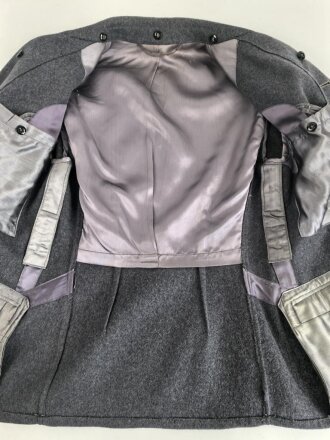 Luftwaffe, Division " Hermann Göring" Fliegerbluse für einen Obergefreiten. Sehr guter Zustand, die Effekten original vernäht, lediglich die vordere Knopfreihe wurde unsachgemäß versetzt.