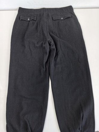 Schwarze Hose für Angehörige der Panzertruppe. Meiner Meinung nach eine sehr gut gemachte neuzeitliche Fertigung