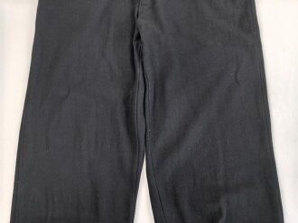 Schwarze Hose für Angehörige der Panzertruppe. Meiner Meinung nach eine sehr gut gemachte neuzeitliche Fertigung