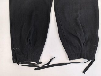 Schwarze Hose für Angehörige der Panzertruppe. Meiner Meinung nach eine sehr gut gemachte neuzeitliche Fertigung