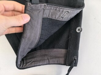 Schwarze Hose für Angehörige der Panzertruppe. Meiner Meinung nach eine sehr gut gemachte neuzeitliche Fertigung