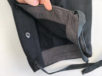 Schwarze Hose für Angehörige der Panzertruppe. Meiner Meinung nach eine sehr gut gemachte neuzeitliche Fertigung
