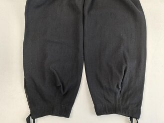 Schwarze Hose für Angehörige der Panzertruppe. Meiner Meinung nach eine sehr gut gemachte neuzeitliche Fertigung