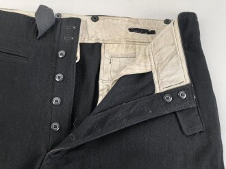 Schwarze Hose für Angehörige der Panzertruppe. Meiner Meinung nach eine sehr gut gemachte neuzeitliche Fertigung