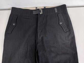 Schwarze Hose für Angehörige der Panzertruppe. Meiner Meinung nach eine sehr gut gemachte neuzeitliche Fertigung