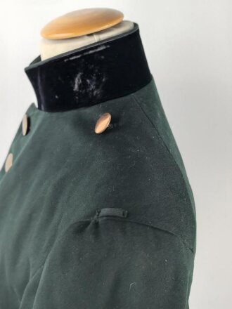 Forstdienst ? grüner Rock mit Ärmelaufschlägen aus schwarzem Samt. Getragen, Rückseitig defekt