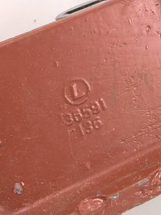 Einbaurahmen zum Umformersatz U. 10  für Panzerfunk der Wehrmacht. Die Schrauben und vermutlich die vorderen Feststellschrauben neuzeitlich ergänzt