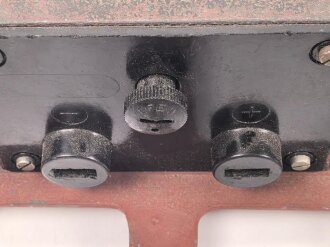 Einbaurahmen zum Umformersatz U. 10  für Panzerfunk der Wehrmacht. Die Schrauben und vermutlich die vorderen Feststellschrauben neuzeitlich ergänzt