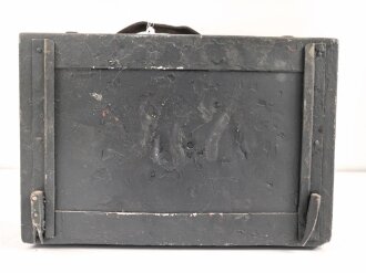 Gehäuse Zubehörkasten zum Lichtsprechgerät 80 der Wehrmacht. Überlackiertes Stück, ungereinigt