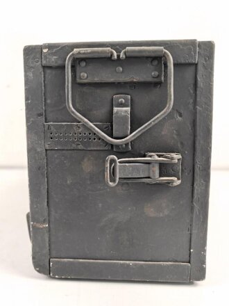 Gehäuse Zubehörkasten zum Lichtsprechgerät 80 der Wehrmacht. Überlackiertes Stück, ungereinigt