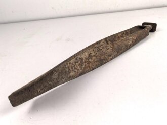 Bodenanker für Abspannung Kurbelmast / Steckmast der Wehrmacht. Gesamtlänge 51cm. Ungereinigtes, narbiges Stücj