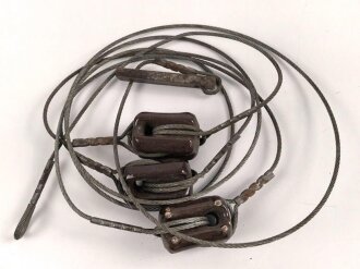 Stahlseil mit Isolatoren, vermutlich für einen Steckmast . Die Länge der Isolatoren beträgt jeweils etwa 5cm, Gesamtlänge etwa 350cm