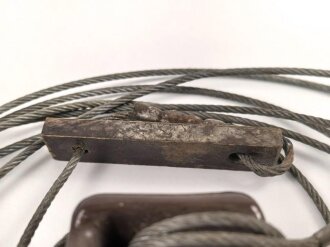 Stahlseil mit Isolatoren, vermutlich für einen Steckmast . Die Länge der Isolatoren beträgt jeweils etwa 5cm, Gesamtlänge etwa 350cm