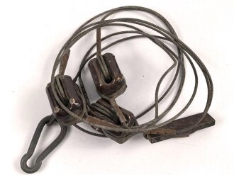 Stahlseil mit Isolatoren, vermutlich für einen Steckmast . Die Länge der Isolatoren beträgt jeweils etwa 5cm, Gesamtlänge etwa 350cm