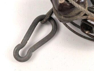 Stahlseil mit Isolatoren, vermutlich für einen Steckmast . Die Länge der Isolatoren beträgt jeweils etwa 5cm, Gesamtlänge etwa 350cm