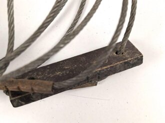 Stahlseil mit Isolatoren, vermutlich für einen Steckmast . Die Länge der Isolatoren beträgt jeweils etwa 5cm, Gesamtlänge etwa 350cm