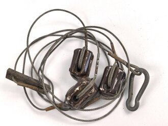 Stahlseil mit Isolatoren, vermutlich für einen Steckmast . Die Länge der Isolatoren beträgt jeweils etwa 5cm, Gesamtlänge etwa 350cm