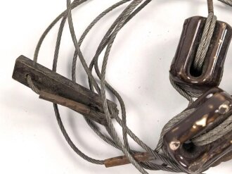 Stahlseil mit Isolatoren, vermutlich für einen Steckmast . Die Länge der Isolatoren beträgt jeweils etwa 5cm, Gesamtlänge etwa 350cm