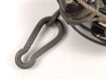 Stahlseil mit Isolatoren, vermutlich für einen Steckmast . Die Länge der Isolatoren beträgt jeweils etwa 5cm, Gesamtlänge etwa 350cm