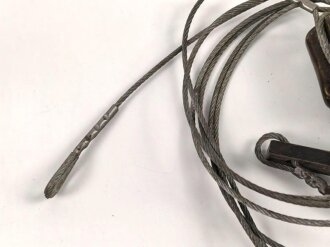 Stahlseil mit Isolatoren, vermutlich für einen Steckmast . Die Länge der Isolatoren beträgt jeweils etwa 5cm, Gesamtlänge etwa 350cm