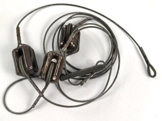 Stahlseil mit Isolatoren, vermutlich für einen Steckmast . Die Länge der Isolatoren beträgt jeweils etwa 5cm, Gesamtlänge etwa 350cm