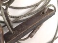 Stahlseil mit Isolatoren, vermutlich für einen Steckmast . Die Länge der Isolatoren beträgt jeweils etwa 5cm, Gesamtlänge etwa 350cm