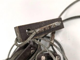 Stahlseil mit Isolatoren, vermutlich für einen Steckmast . Die Länge der Isolatoren beträgt jeweils etwa 5cm, Gesamtlänge etwa 350cm