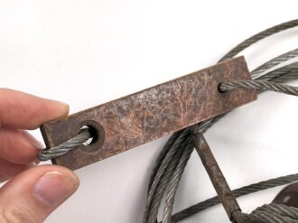 Stahlseil mit Isolatoren, vermutlich für einen Steckmast . Die Länge der Isolatoren beträgt jeweils etwa 5cm, Gesamtlänge etwa 350cm