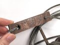 Stahlseil mit Isolatoren, vermutlich für einen Steckmast . Die Länge der Isolatoren beträgt jeweils etwa 5cm, Gesamtlänge etwa 350cm