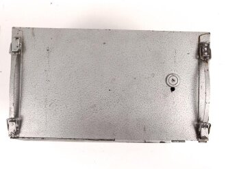 Gehäuse für Luft-Boden Einheitsempfänger E52 " Köln" der Luftwaffe. Neuzeitlich überlackiert