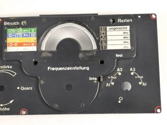 Frontplatte zum Luft-Boden Einheitsempfänger E52 a " Köln" der Luftwaffe. Überlackiertes Stück