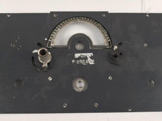 Frontplatte zum Luft-Boden Einheitsempfänger E52 a " Köln" der Luftwaffe. Überlackiertes Stück