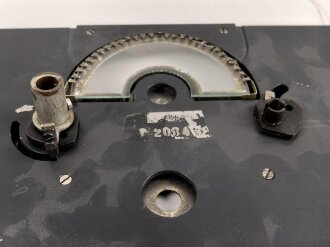 Frontplatte zum Luft-Boden Einheitsempfänger E52 a " Köln" der Luftwaffe. Überlackiertes Stück