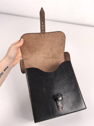 Werkzeugtasche für Angehörige der Nachrichtentruppe. Wohl ungetragenes Stück, datiert 1941