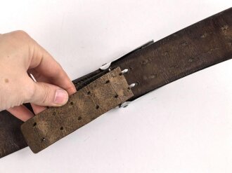 Luftwaffe , Koppel für Mannschaften. Aluminiumschloss mit Lederzunge von 1938. Zugehöriger, ungeschwärzter Koppelriemen, ebenfalls von 1938. Gesamtlänge 102cm