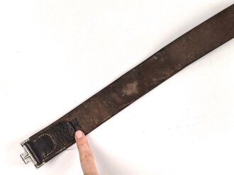 Luftwaffe , Koppel für Mannschaften. Aluminiumschloss mit Lederzunge von 1938. Zugehöriger, ungeschwärzter Koppelriemen, ebenfalls von 1938. Gesamtlänge 102cm