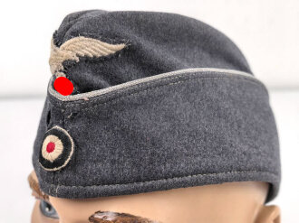 Luftwaffe, Schiffchen für Offiziere. Die Effekten von Hand vernäht, die Silberlitze bereits bei der Produktion eingearbeitet. Mottenschaden vorne