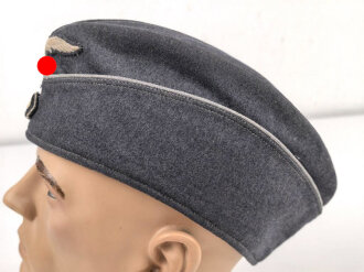 Luftwaffe, Schiffchen für Offiziere. Die Effekten von Hand vernäht, die Silberlitze bereits bei der Produktion eingearbeitet. Mottenschaden vorne