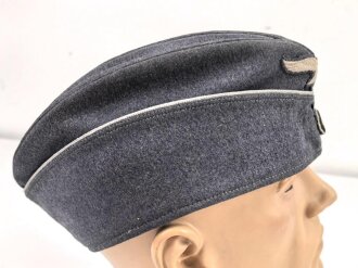 Luftwaffe, Schiffchen für Offiziere. Die Effekten von Hand vernäht, die Silberlitze bereits bei der Produktion eingearbeitet. Mottenschaden vorne