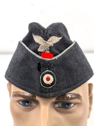 Luftwaffe, Schiffchen für Offiziere. Die Effekten von Hand vernäht, die Silberlitze bereits bei der Produktion eingearbeitet. Mottenschaden vorne