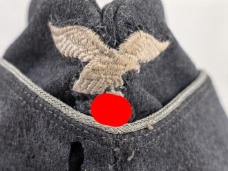 Luftwaffe, Schiffchen für Offiziere. Die Effekten von Hand vernäht, die Silberlitze bereits bei der Produktion eingearbeitet. Mottenschaden vorne