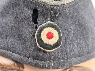 Luftwaffe, Schiffchen für Offiziere. Die Effekten von Hand vernäht, die Silberlitze bereits bei der Produktion eingearbeitet. Mottenschaden vorne