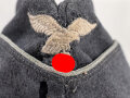 Luftwaffe, Schiffchen für Offiziere. Die Effekten von Hand vernäht, die Silberlitze bereits bei der Produktion eingearbeitet. Mottenschaden vorne