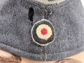 Luftwaffe, Schiffchen für Offiziere. Die Effekten von Hand vernäht, die Silberlitze bereits bei der Produktion eingearbeitet. Mottenschaden vorne