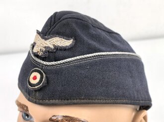 Luftwaffe, Schiffchen für Offiziere. Die Effekten von Hand vernäht, die Silberlitzeebenfalls. Der Adler entnazifiziert. Stark getragenes Stück