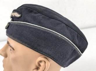 Luftwaffe, Schiffchen für Offiziere. Die Effekten von Hand vernäht, die Silberlitzeebenfalls. Der Adler entnazifiziert. Stark getragenes Stück