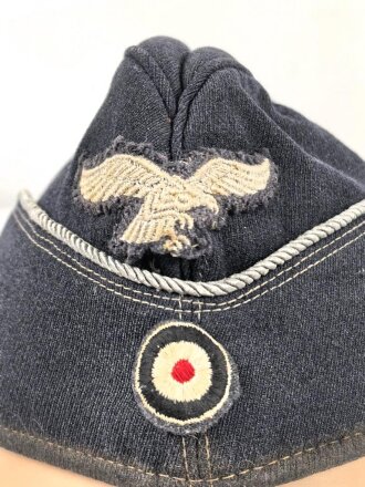 Luftwaffe, Schiffchen für Offiziere. Die Effekten von Hand vernäht, die Silberlitzeebenfalls. Der Adler entnazifiziert. Stark getragenes Stück